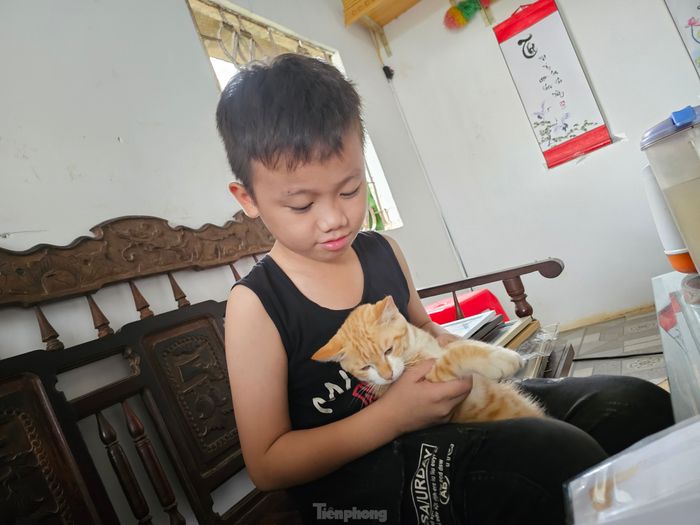 Nghĩa đứng bên chú mèo dễ thương