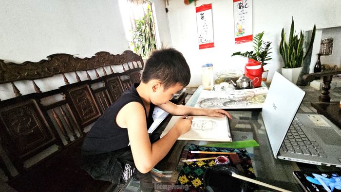 Nghĩa tỏa sáng với tài năng vẽ từ khi mới lên 4 tuổi