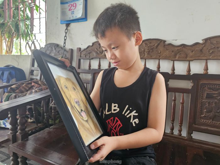 Nghĩa cũng vẽ một bức tranh về chú chó