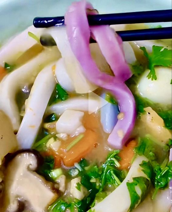 Nhiều người còn sử dụng bánh đá để thái thành sợi để làm bánh canh - Ảnh: chụp từ clip