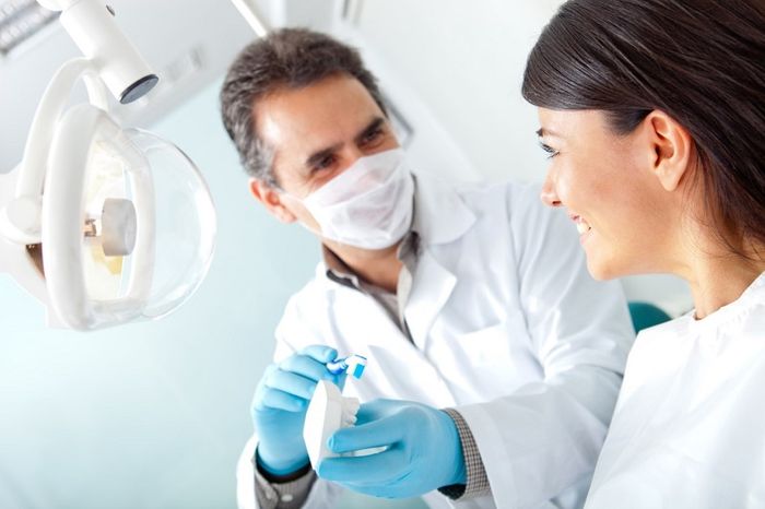 Thăm nha sĩ khi gặp tình trạng răng lung lay là biện pháp tốt nhất để xác định nguyên nhân và tìm ra cách điều trị hiệu quả