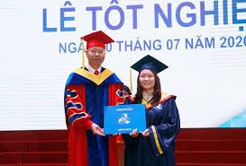 Hai 'bông hoa thép' đặc biệt tại lễ tốt nghiệp của Trường Bách Khoa