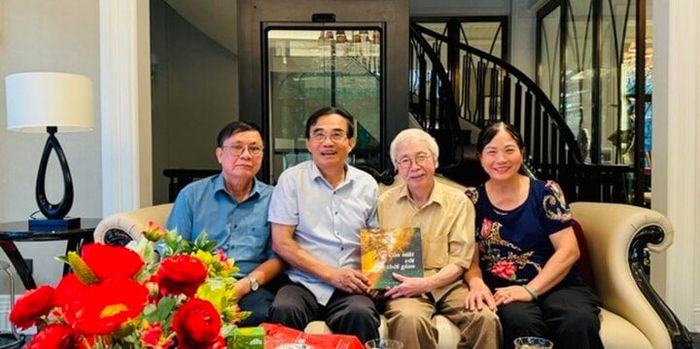 Nhà văn Lê Hải Triều (ở vị trí thứ hai từ trái sang) cùng các đồng đội trên chiến trường xưa.