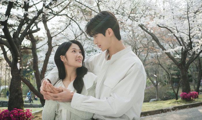 Thành công của phim “Cõng anh mà chạy” là một phần thưởng ngọt ngào mà Kim Hye Yoon, Byun Woo Seok xứng đáng nhận được sau những năm nỗ lực không ngừng trong nghề. Ảnh: Nhà sản xuất
