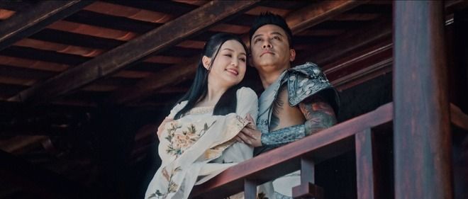 Hai vai diễn Hưng tướng quân và phu nhân tướng quân do Tuấn Hưng và vợ của anh đảm nhận, trong MV Quả táo vàng.