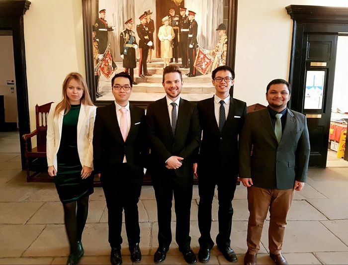 Sau 5 năm công tác ở Anh, một người đã tốt nghiệp thạc sĩ từ trường đại học Oxford đã quay trở lại quê hương.