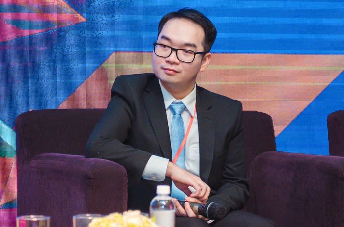 Sau 5 năm làm việc ở Anh, người đã tốt nghiệp thạc sĩ Oxford trở về nước.