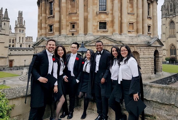 Sau năm năm công tác tại Anh, một người đã tốt nghiệp thạc sĩ từ trường đại học Oxford đã quay trở lại Việt Nam.