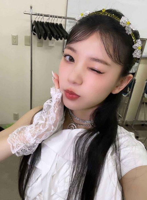 Moka đã thể hiện sự duyên dáng với ngành giải trí Hàn Quốc từ khi còn nhỏ, với mẹ là fan của nhóm nhạc Big Bang. Cô tham gia vào chương trình sống còn “R U Next” và thành công giành được cơ hội ra mắt cùng nhóm nhạc ILLIT. Ảnh: Be:Lift.