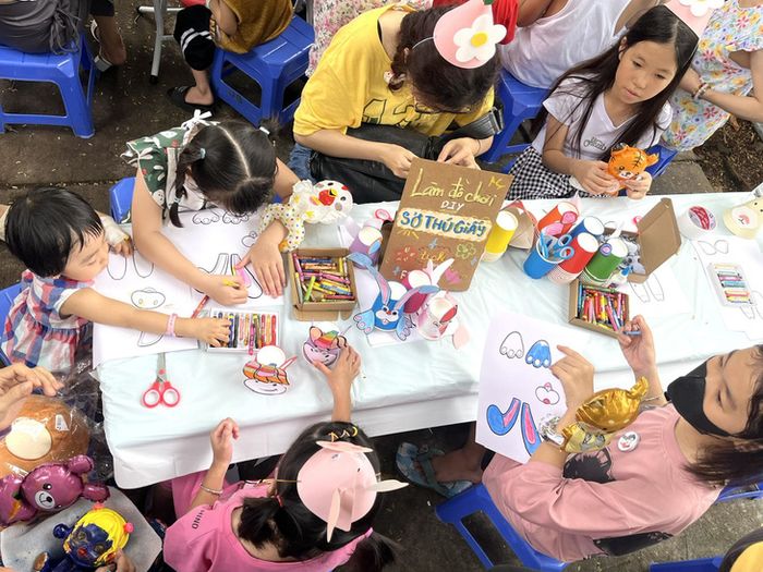 Trẻ em bệnh nặng tham gia hoạt động tô màu- Ảnh: THÙY DƯƠNG