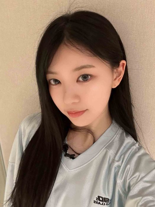 Trong cuộc phỏng vấn trên Weverse, Moka chia sẻ: “Khi còn là thực tập sinh, tôi nhận thấy có rất nhiều bạn có tài năng, điều này khiến tôi cảm thấy phải nỗ lực hơn nữa. Mỗi khi tôi cảm thấy mơ hồ, tôi lại nghĩ về tương lai và quá khứ của mình. Tôi thường xem các sân khấu của các nghệ sĩ nổi tiếng và mơ ước một ngày nào đó tôi có thể trở thành như họ