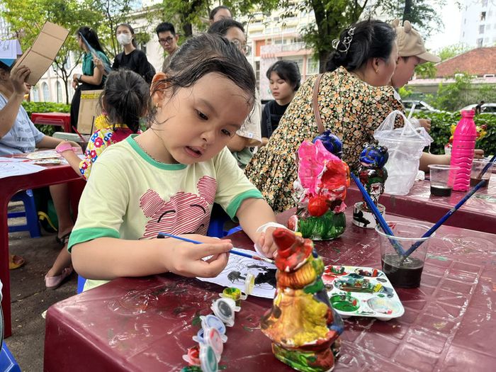 Bệnh nhi vui chơi nhiều, như đã khỏe hẳn lên, quên luôn cả bệnh - Ảnh: THÙY DƯƠNG