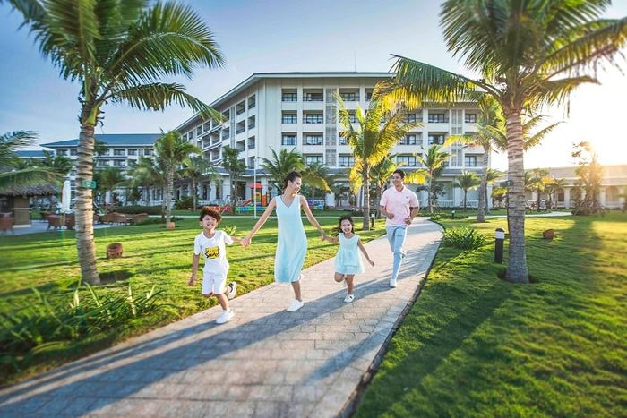 Vinpearl Cửa Hội có bãi biển nguyên sơ trải dài tuyệt đẹp, là điểm nghỉ dưỡng hàng đầu miền Trung.