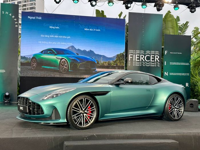 Aston Martin DB12 (12).jpg