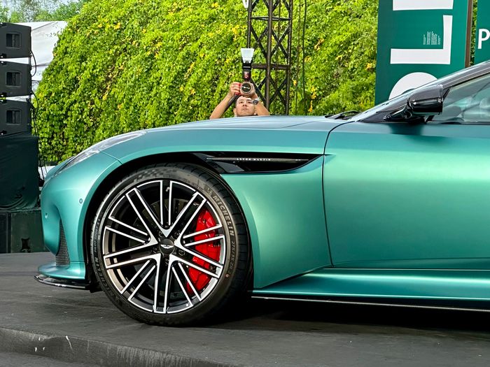 Aston Martin DB12 (10).jpg