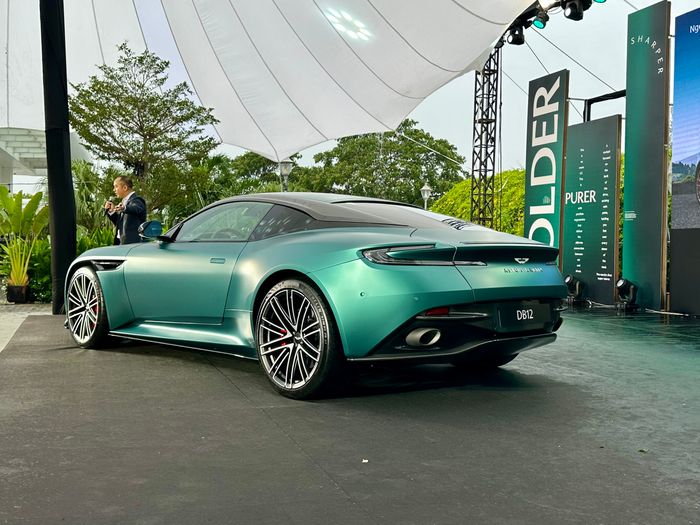 Aston Martin DB12 (14).jpg