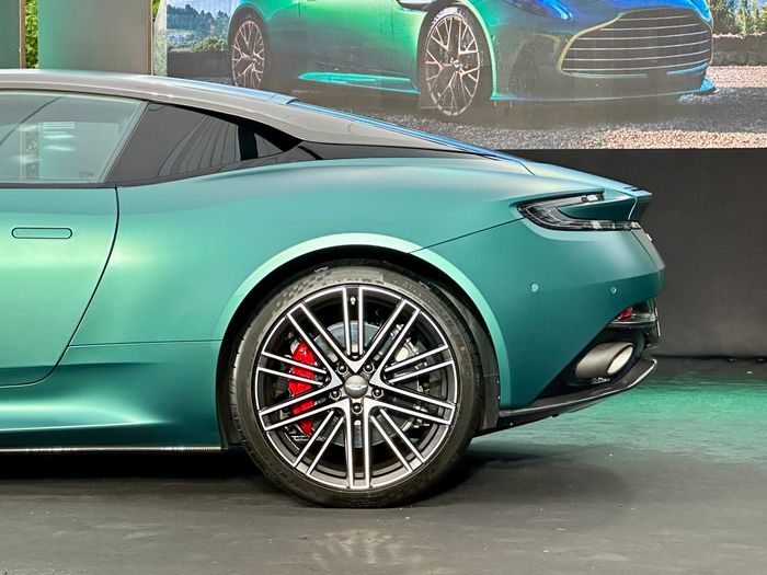 Aston Martin DB12 (11).jpg