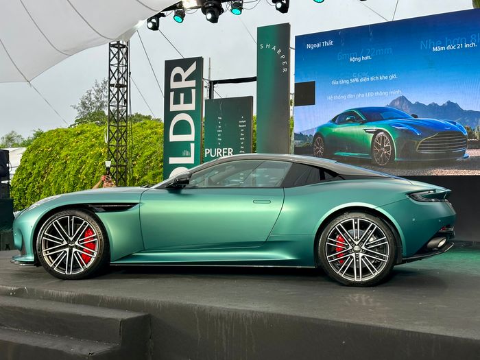 Aston Martin DB12 (13).jpg