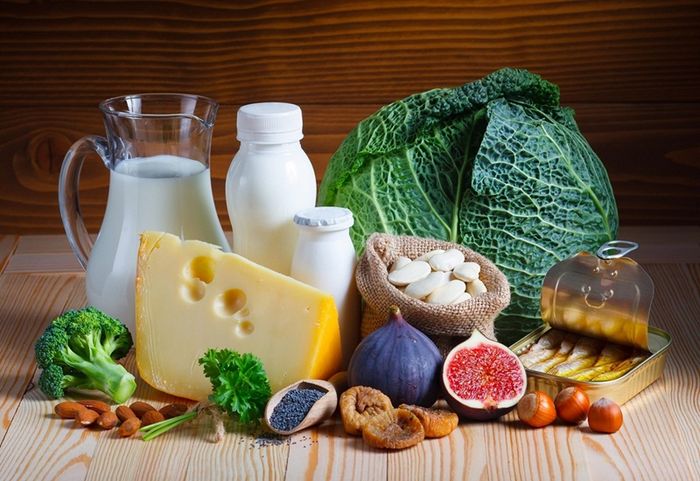 Mẹ nên tích hợp nhiều thực phẩm giàu canxi vào chế độ ăn hàng ngày.
