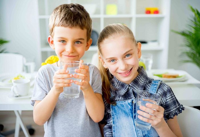 Nên cho trẻ uống nhiều nước khi bị ho