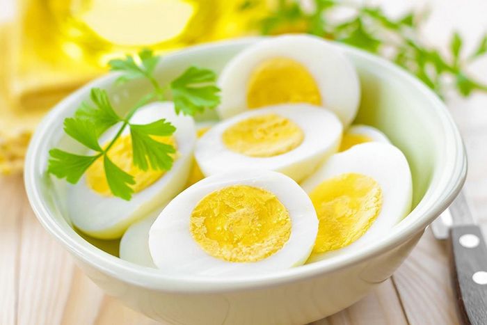 Trứng luộc dễ ăn, dễ hấp thụ và tốt cho sự phát triển chiều cao