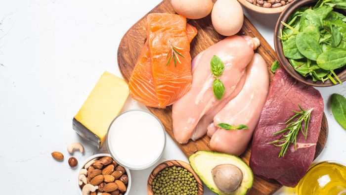 Thực phẩm giàu chất đạm cần được bổ sung với lượng vừa đủ.