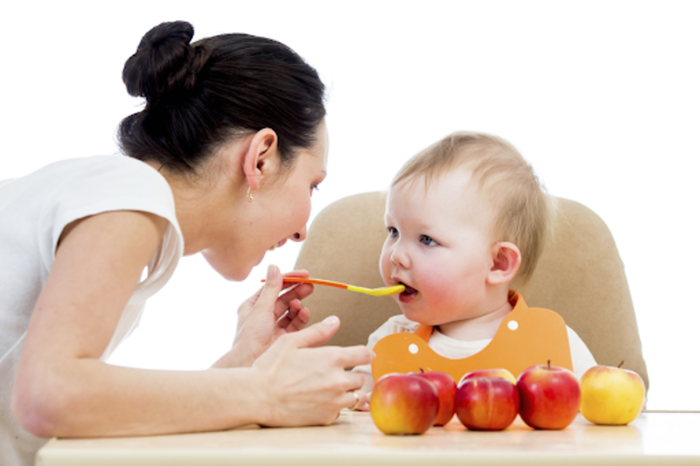 Hãy làm cho mỗi bữa ăn của bé trở nên thú vị, tránh áp đặt bé ăn quá nhiều