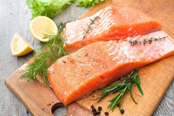 Đối với tình trạng tóc rụng nhiều, hãy thêm cá hồi vào chế độ ăn. Cá hồi là một lựa chọn tốt cho sức khỏe tóc của bạn.