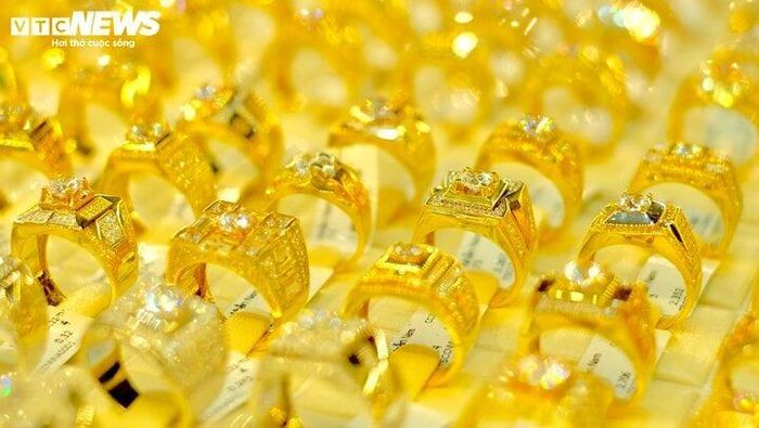 Giá vàng trong nước hôm nay giảm vài triệu đồng mỗi lượng so với đầu giờ sáng hôm qua.