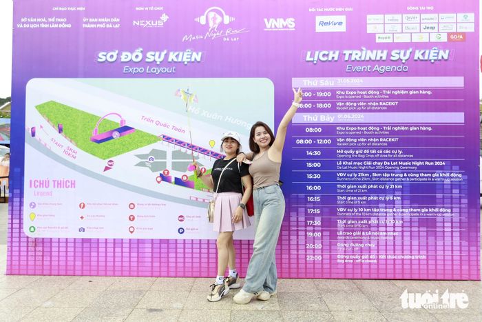 Du khách chụp ảnh lưu niệm tại sự kiện khai mạc Tuần lễ vàng du lịch Lâm Đồng - Ảnh: M.V