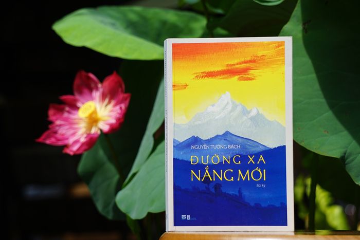 Trong cuốn sách 'Đường xa nắng mới', tác giả mô tả một chuyến đi từ Tây sang Đông.