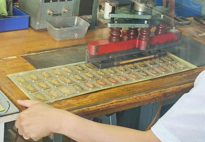 Giá vàng miếng SJC tiếp tục trượt dốc mạnh