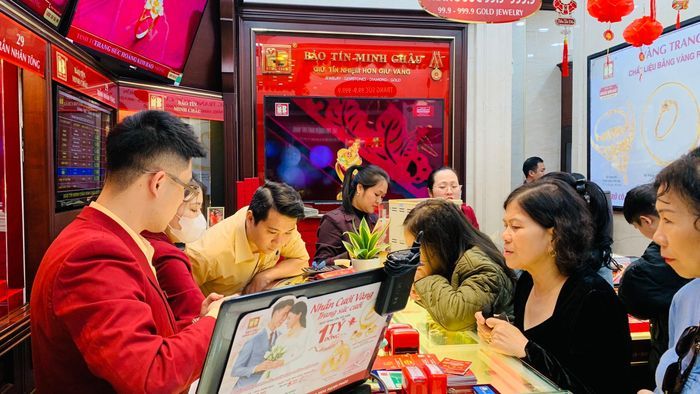 Giá vàng giảm mạnh, số lượng người dân đến giao dịch tăng đột biến. Ảnh: Hồng Nhung.