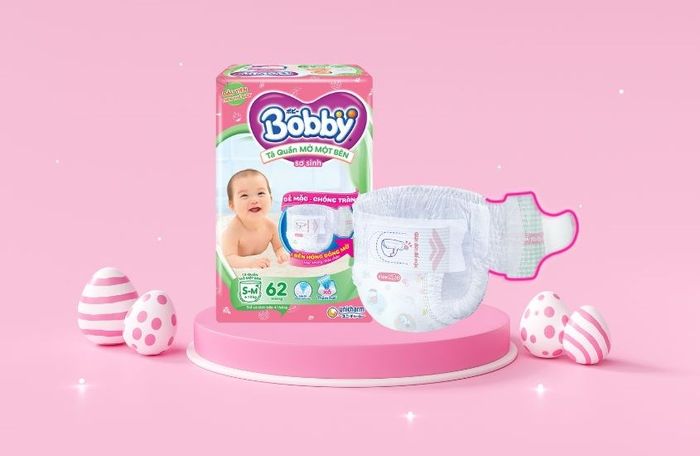 Tã quần mới của Bobby với thiết kế mở một bên hông giúp việc thay tã trở nên dễ dàng hơn bao giờ hết.