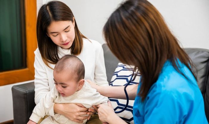 Khi bé có các triệu chứng như phát ban, nổi mề đay, hoặc khó thở, cha mẹ nên đưa bé đi khám bác sĩ ngay lập tức.