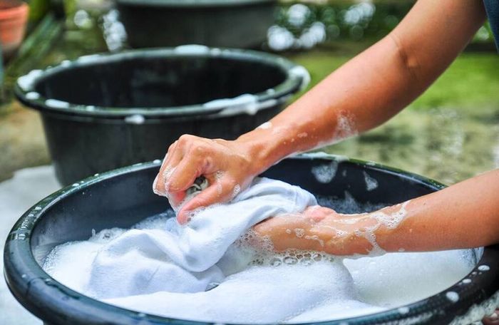 Giặt quần áo tối màu và sáng màu riêng biệt