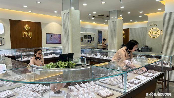 Tại 3 cửa hàng Bảo Tín Mạnh Hải, PNJ, Doji, khách hàng đến chỉ tham khảo giá chứ không có nhu cầu giao dịch vàng miếng SJC