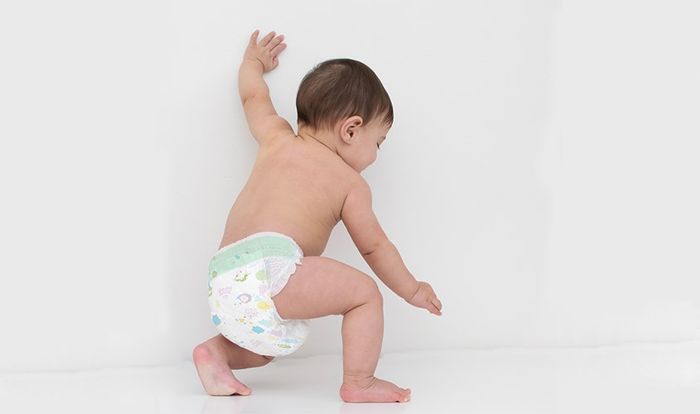 Bé năng động nên nên sử dụng tã quần