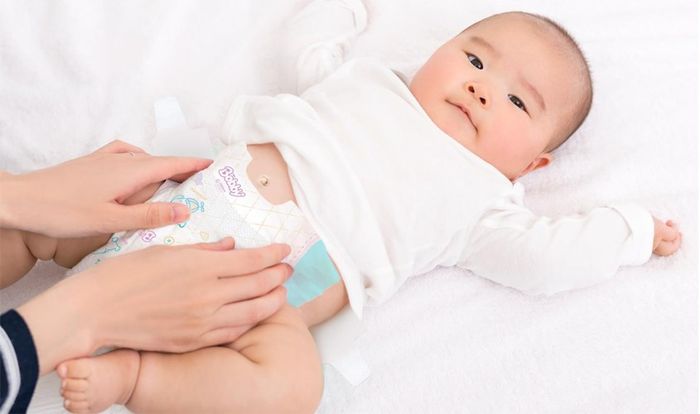 Kéo tã lên ngay vị trí của rốn