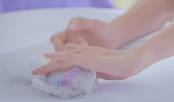 Gấp tã cũ và bỏ vào thùng rác