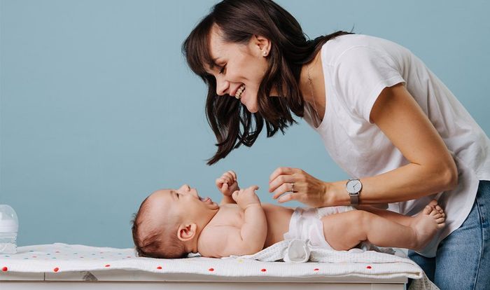 Đặt miếng lót sơ sinh dưới phần mông của bé