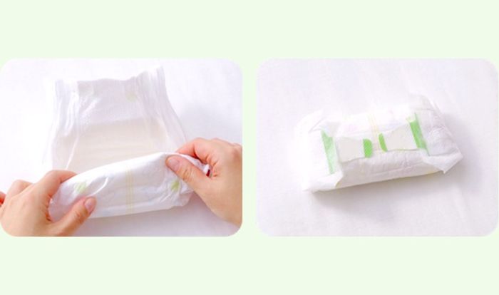 Gấp gọn tã cũ và bỏ vào thùng rác.