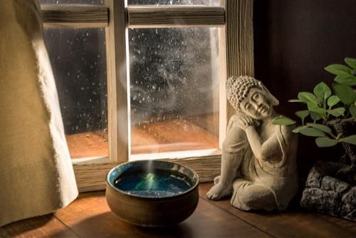 Phật đang chỉ ra con đường giải thoát cho con người.