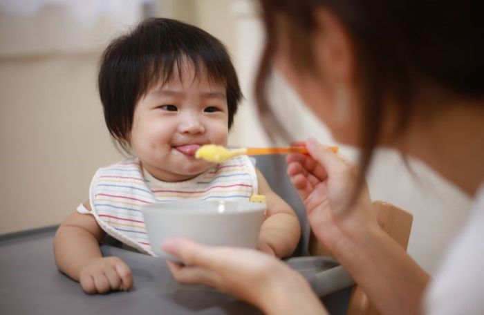 Sản phẩm cần có kết cấu mịn, mùi vị thơm ngon giúp bé ăn uống dễ dàng hơn