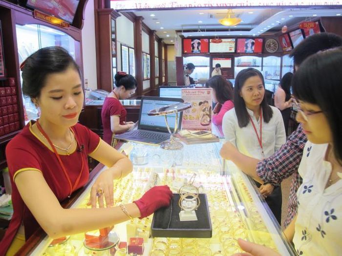 Hình ảnh người dân mua bán vàng. Ảnh: TTXVN