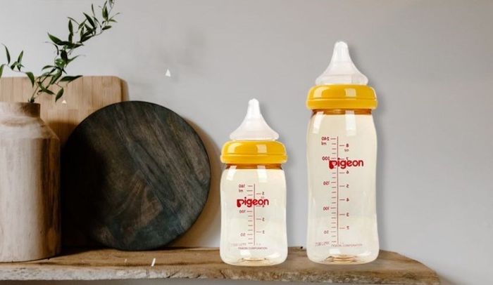 Bình sữa nhựa PPSU Pigeon Plus cổ rộng 240 ml (từ 3 tháng)