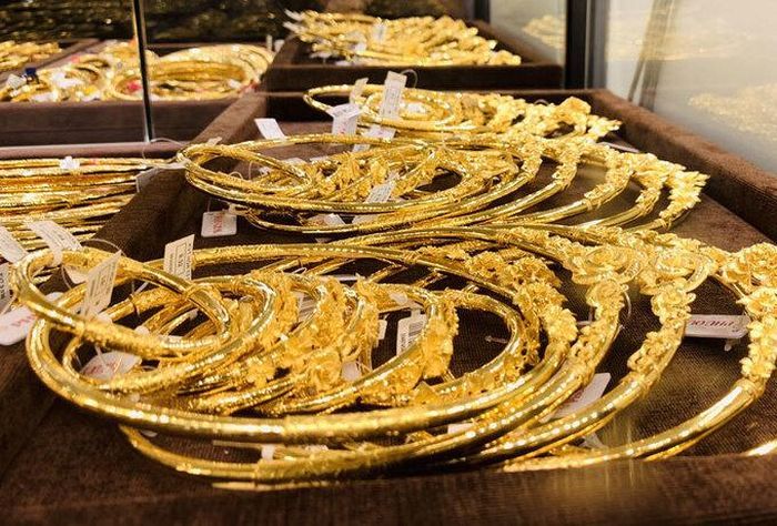 Giá vàng SJC tiếp tục giảm xuống gần 83 triệu đồng/lượng.