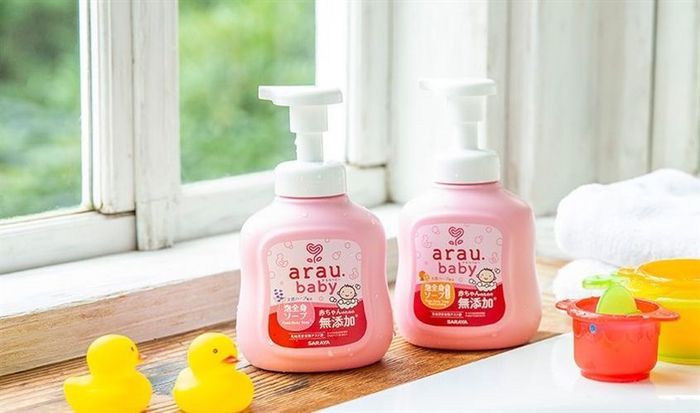 Bọt tắm gội cho bé Arau Baby chiết xuất từ thảo dược dung tích 450 ml (0 - 3 tuổi)