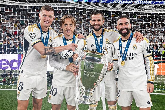 Real Madrid với 4 ngôi sao chụp ảnh kỷ niệm sau khi giành Champions League lần thứ 6