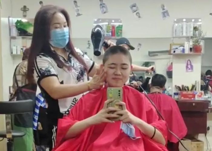 Các cô gái cạo đầu kiên cường